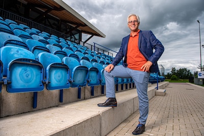 Maakt voetbalclub Veensche Boys te veel lawaai? De buurman vindt van wel: ‘Ik ervaar zeven dagen ove