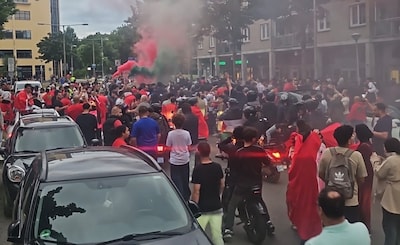 Marokkaanse fans vieren feest rond De Stier in Amersfoort na overwinning op Nederland