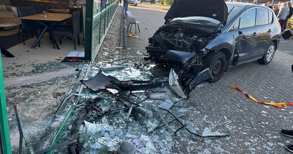 Man uit Leeuwarden (64) rijdt meubelzaak binnen in Steenwijk: gaspedaal bleef hangen