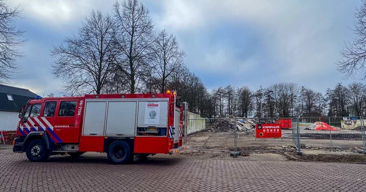 Opnieuw rook bij terrein van uitgebrand bedrijfspand Hoenderparkweg Apeldoorn
