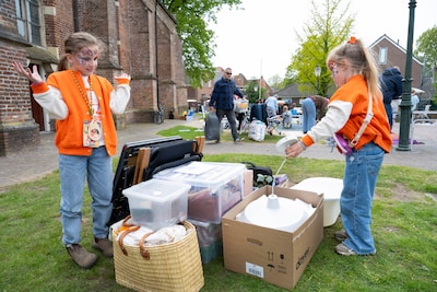 De rommel na de rommelmarkt: terug op zolder, naar de kringloop of gewoon dumpen?