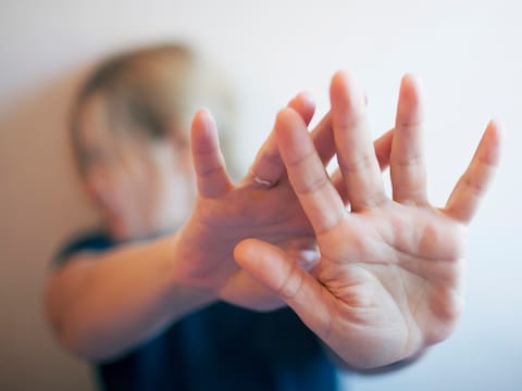 Wanneer ze in de brugklas seksuele voorlichting krijgt, beseft ze: wat er thuis gebeurt, is niet normaal