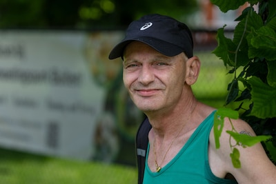 Ivo (52) loopt mee in Nacht tegen Seksueel Geweld: ‘Ook kwetsbare jongens moeten veilig over straat kunnen’