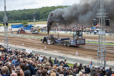 Hand bijna geplet, hart vol pk’s en als tractor vermomde racemonsters