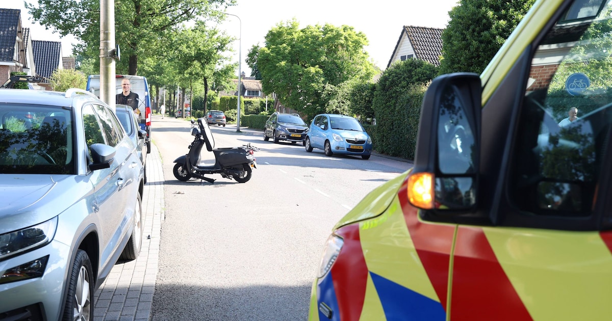 Scooterrijder gewond na botsing met auto in Hellendoorn