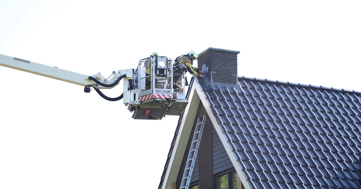 Blikseminslag in woning in Luttenberg, Bergweg afgesloten