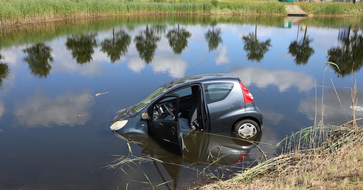 Auto raakt te water Marknesserweg in Emmeloord
