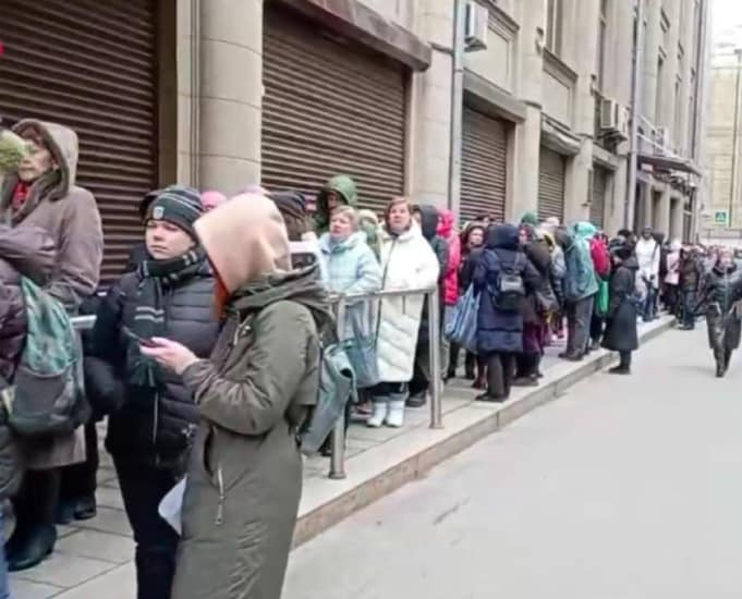 Russen sloten achteraan in een lange rij.