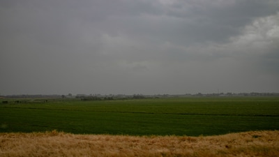 Zwaar bewolkt met wat lichte regen in Hardenberg in de nacht