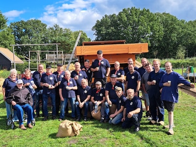 Dorsploeg Emst demonstreert ouderwets dorsen op Oener Koefeest