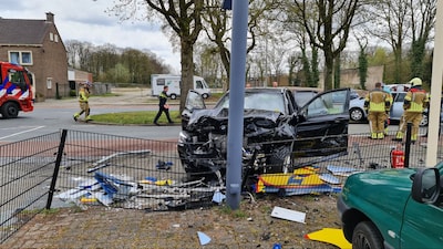 23-jarige trakteert zich op een snelle huurauto, maar je ziet: dat gaat flink mis