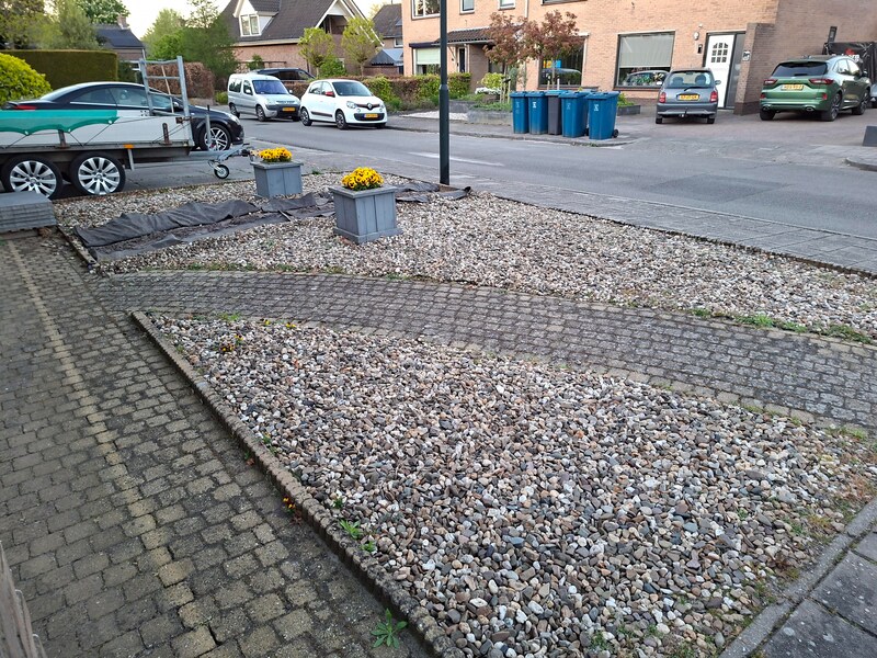 A reader from Beekbergen offers about 17 m2 of yellow connecting stones. 