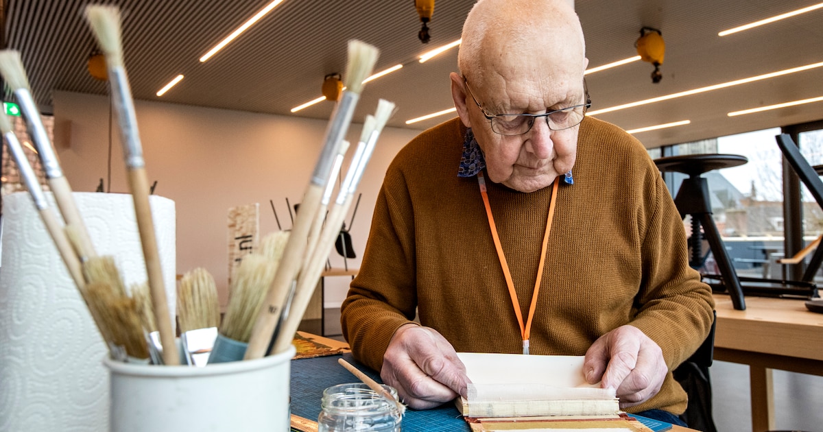 Jan (80) uit Twello repareert zijn 2000e kinderboek, met liefde | Regio ...