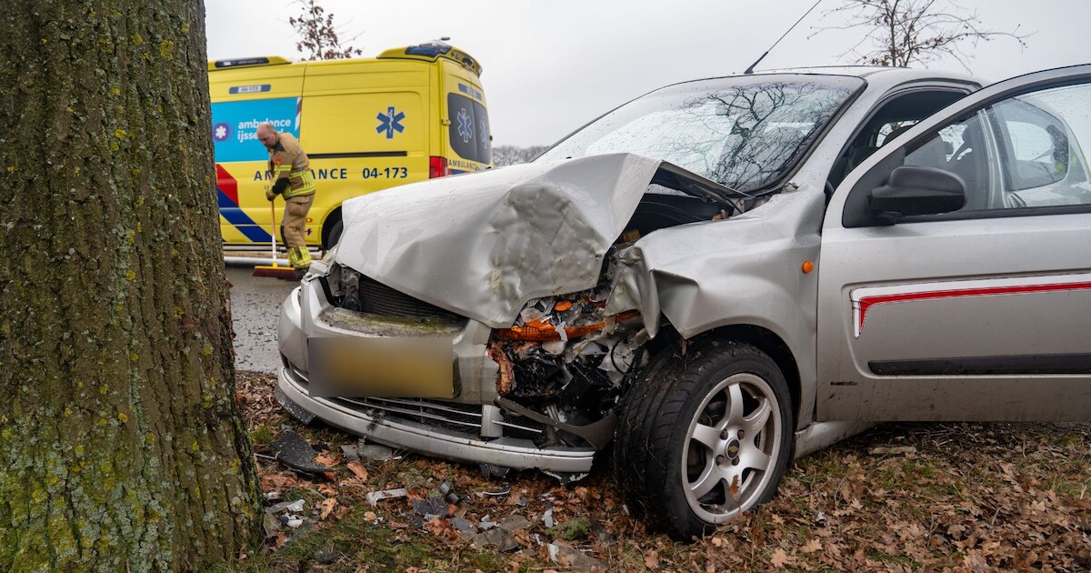Auto botst hard tegen boom bij Wesepe: bestuurder naar het ziekenhuis