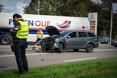 Auto botst tegen pompinstallatie in Wehl: ‘Ik heb toen gelijk de pomp uitgezet’