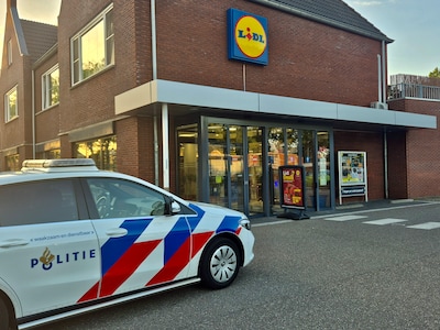 Politie zoekt man met paarse skibril na overval op supermarkt in Almelo