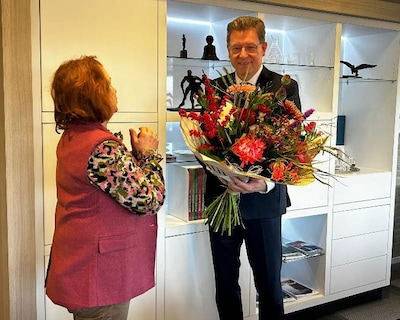 Burgemeester De Groot verrast met duurzaam boeket bloemen