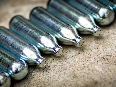 Patronen met lachgas, afbeelding ter illustratie.