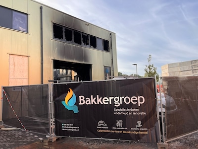 Hevige brand legt piepjong verkeersbordenbedrijf in de as, politie gaat uit van brandstichting