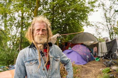 Dakloze Dirk heeft hier zijn thuis gecreëerd, maar nu wil Apeldoorn er 470 huizen bouwen