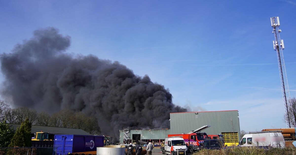 Zeer grote brand in industriepand Sint Jansklooster