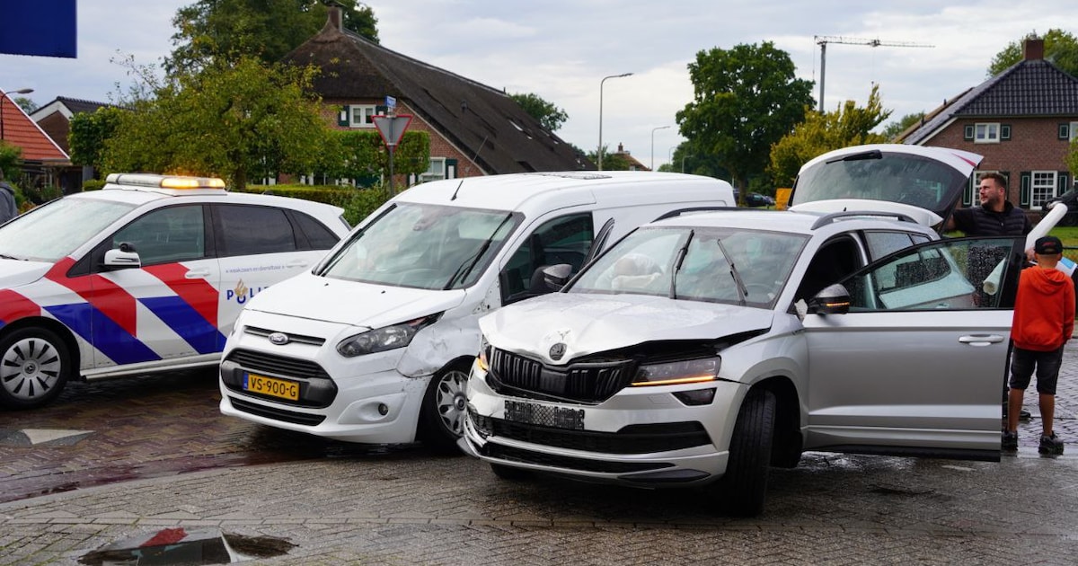 Ongeluk tussen Staphorst en Rouveen: auto botst op bestelbusje.