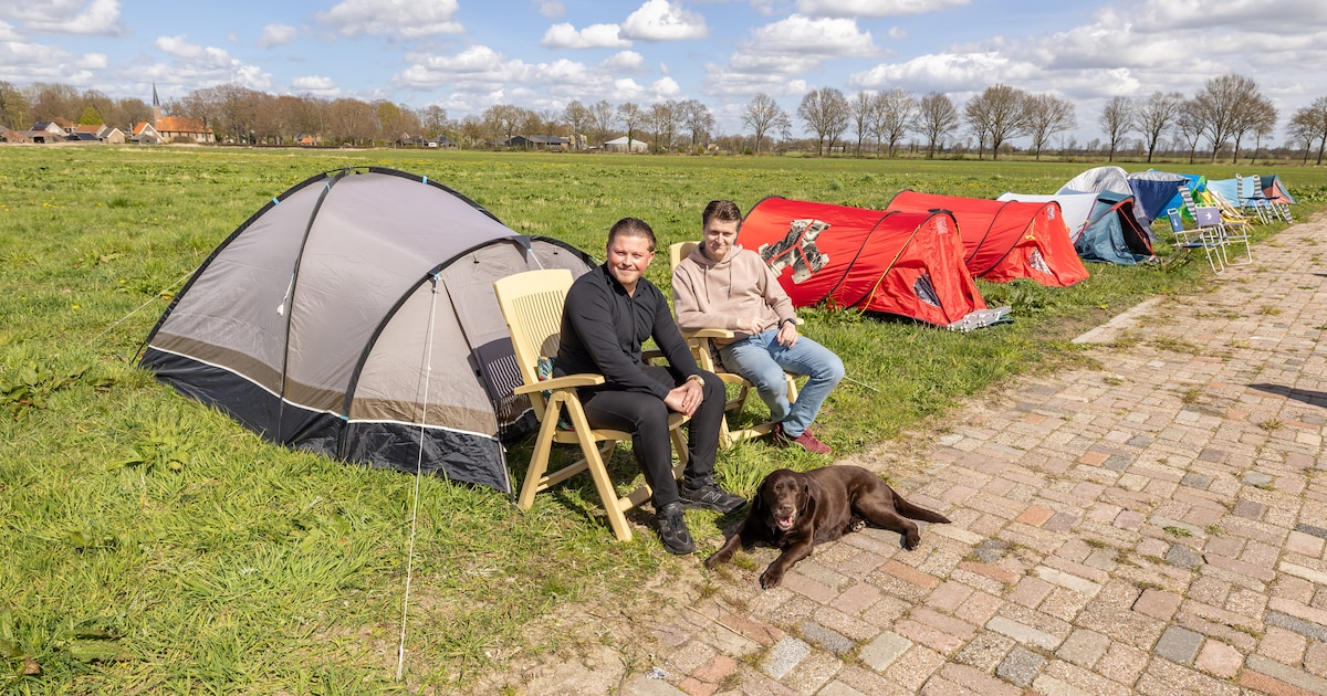 Daniël (23) zet tent op zijn eigen bouwgrond: ‘Dit is mijn enige kans om in Nijeveen te blijven’