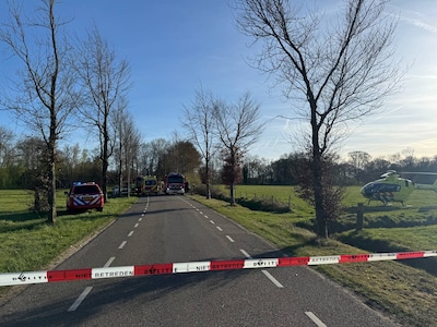 Auto botst op boom buiten Epe, bestuurder raakt ernstig gewond