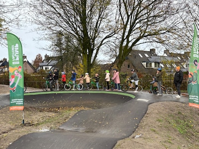 Hoevelaken heeft er een sportieve attractie bij: een pumptrackbaan