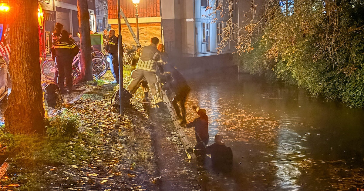 Duikteam van brandweer haalt dronken man uit Zuidsingel in Amersfoort