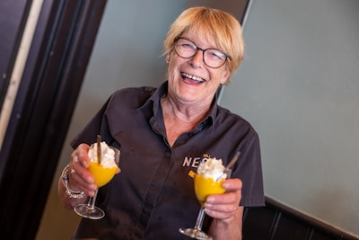 Marianne (67) is te ziek voor oud en nieuw, dan brengt een politieauto haar toch naar haar vrienden