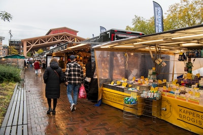 Nieuw hoofdstuk in Apeldoornse kipkraamkwestie verdeeld marktlui: ‘Je moet gezien worden’