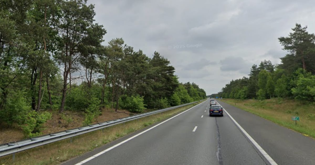 Fietser zonder licht over vluchtstrook van A28: marechaussee grijpt in
