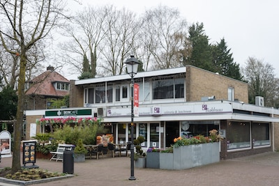 Hoevelakense ondernemers moeten weg voor appartementen aan Westerdorpsstraat: ‘Terrassen verdwijnen’