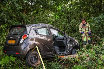 Auto raakt van de weg en crasht naast de A1 bij Amersfoort