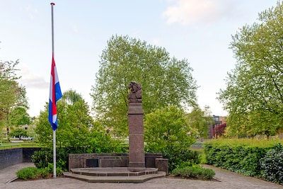 Wijhe herdenkt Joods gezin dat de oorlog niet overleefde, vlag gaat in stilte halfstok
