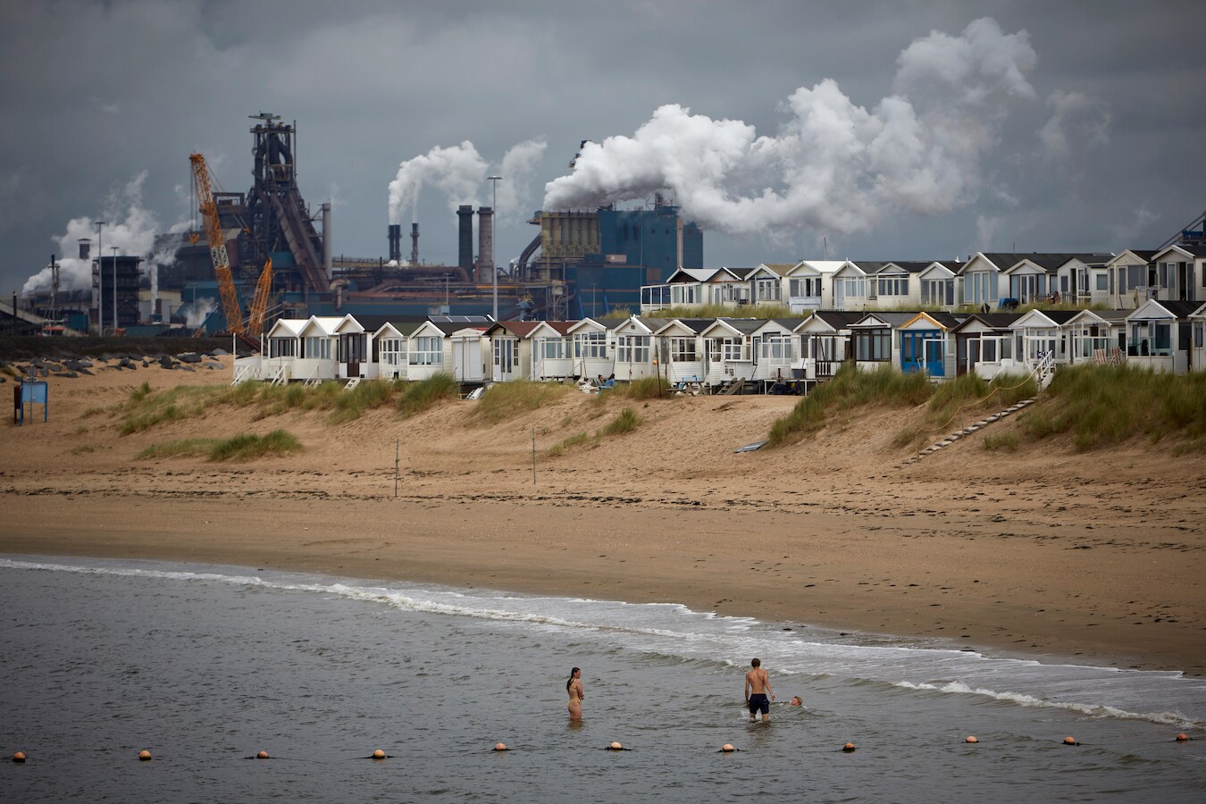 tata-steel-gezien-vanaf-het-strand-bij-ijmuiden-naast-wijk-aan-zee