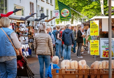 Gezellig op de markt, maar wel krap; in de rij voor de kaas met de rug in de sokkenkraam