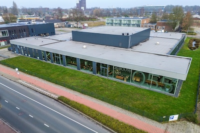 Al jaren zijn ze verboden, toch gaan de activiteiten in Gebouw 055 door: nu wil Apeldoorn geld innen