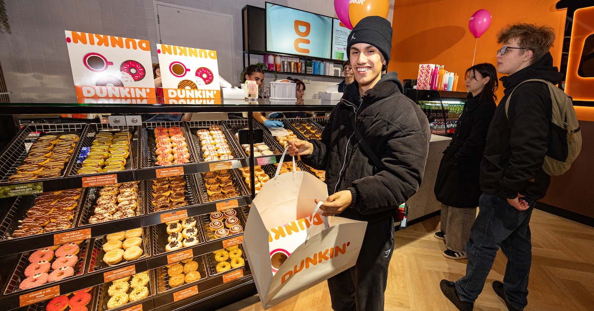 Terwijl Zwolle slaapt, wacht Joël de hele nacht op zijn gratis donuts: ‘Ik doe dit vooral voor mijn 