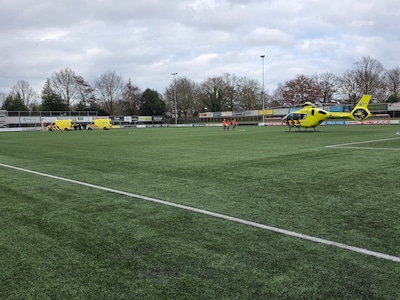 Jeugdvoetballer naar het ziekenhuis na harde botsing tijdens wedstrijd: traumahelikopter landt op ve