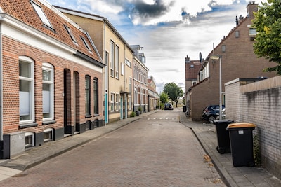 Brandweer slaat alarm om bomvol huis in Deventer: ‘Heb de boel laten verwaarlozen’