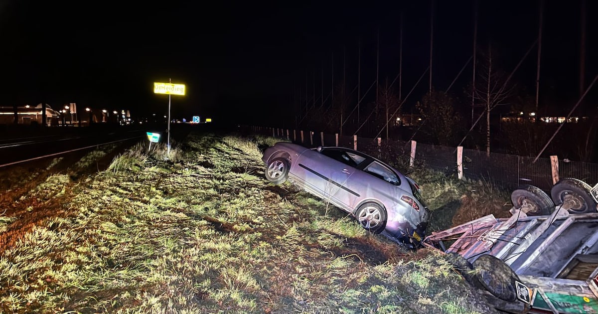 Auto met aanhanger belandt in sloot langs N34 bij Heemserveen