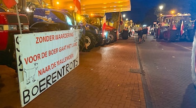 Boeren rijden met tientallen trekkers door Amersfoort en laten op meerdere plaatsen hooibalen achter