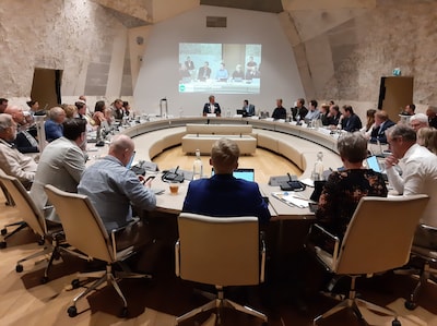 Eerste stemming maakt direct nieuwe krachtsverhoudingen in Hellendoornse raad duidelijk