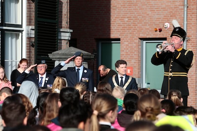 Ruim 400 Barneveldse leerlingen vieren 81 jaar vrijheid op Raadhuisplein