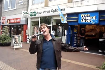 Oude video van Jeroen van der Boom in leeg Almelo gaat viraal