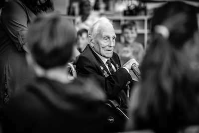 Tot het einde bleef veteraan John Dennett (101) vertellen op scholen: ‘Koester het leven zolang je h