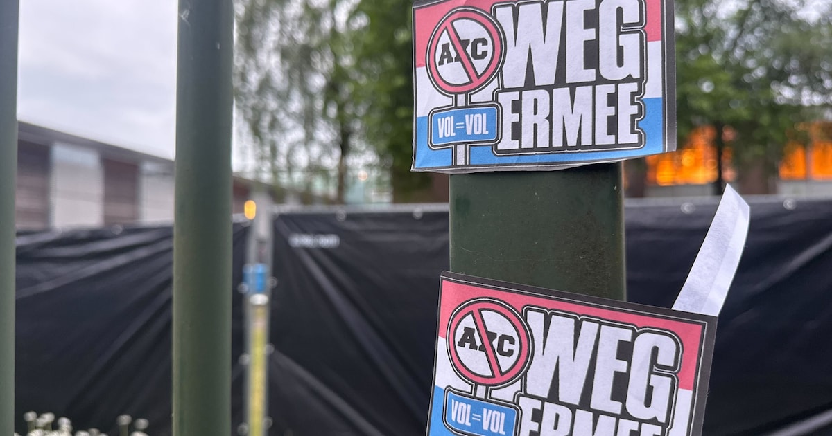 Stickers tegen asielopvang brengen man bij de rechter: ‘Ik vind het erg ver gaan’