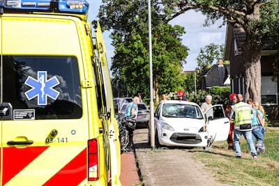 Auto raakt van de weg en schampt boom in Roswinkel